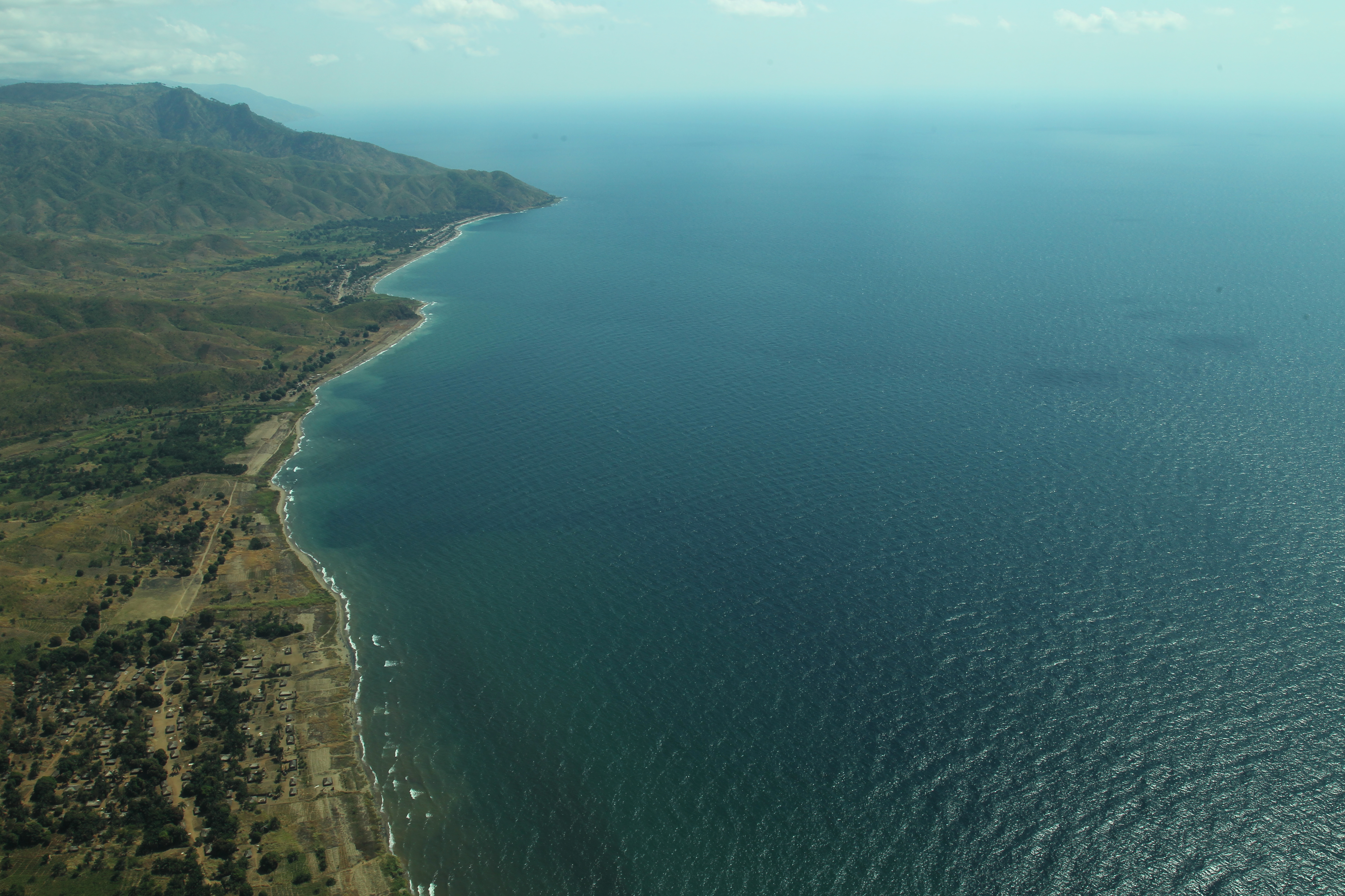 Длинное озеро африки. Озеро Танганьика. Танзания озеро Танганьика. Глубокое озеро – Танганьика. Озеро Танганьика двойник Байкала.